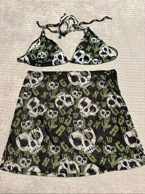 ROMWE Black and Green Skull-Print Bikini Top and Cover-up